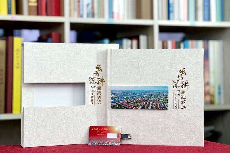 領(lǐng)導(dǎo)退休紀(jì)念相冊定制-珍藏光輝歲月,致敬卓越貢獻(xiàn)
