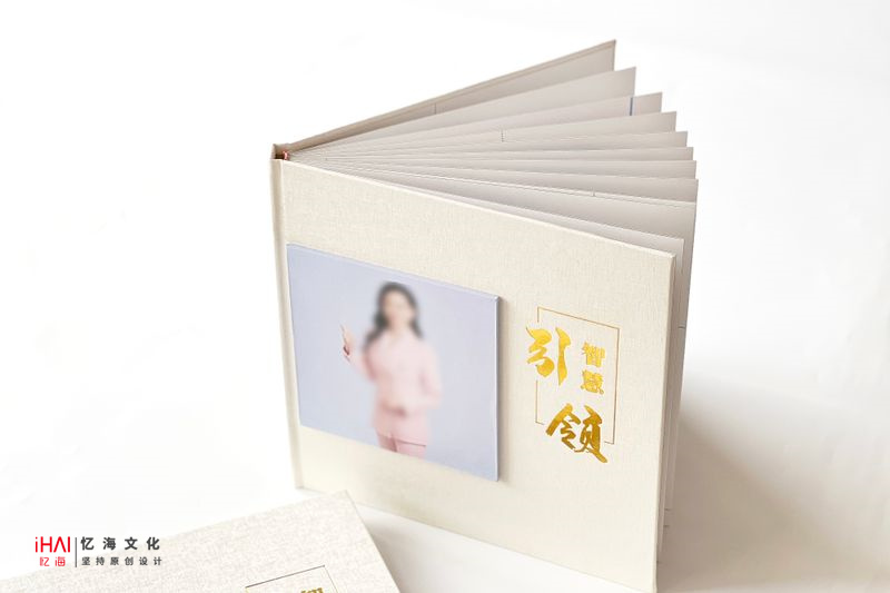 用領(lǐng)導工作相冊記錄工作的時光