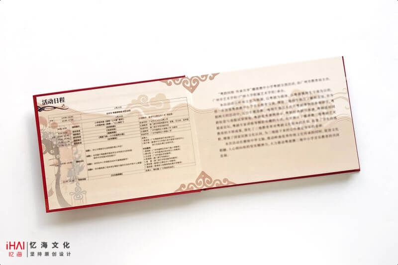 完成學(xué)?；顒?dòng)相冊(cè)